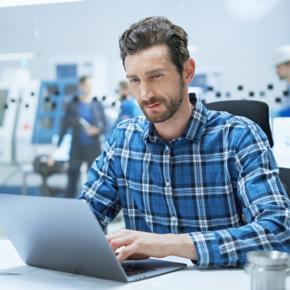 Technischer Betriebswirt sitzt am Laptop