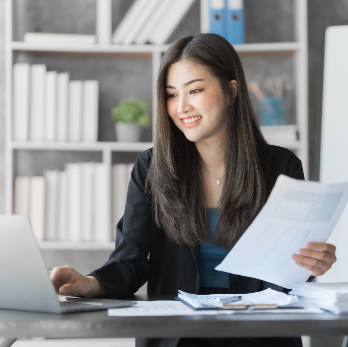 Geprüfte Handelsfachwirtin sitzt am PC