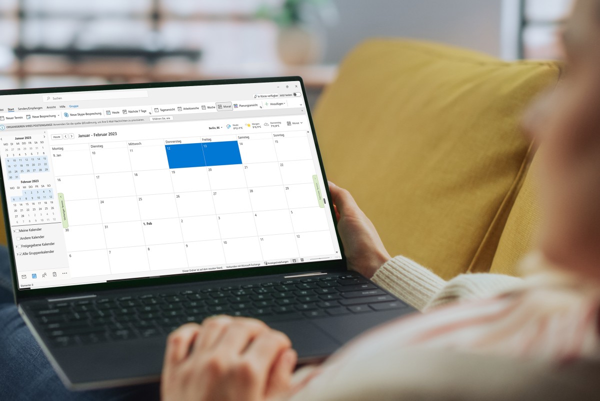 Teilnehmer schaut auf Laptop, der einen Kalender zeigt