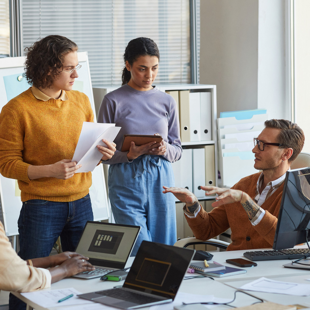 Gruppe von IT-Experten im Gespräch: Online-Fortbildung Bachelor Professional in IT bei manQ