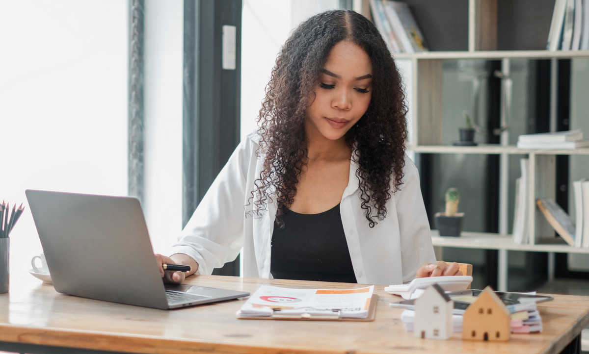 Online-Fortbildung zum Immobilienfachwirt IHK bei manQ Geprüfte Immobilienfachwirtin erstellt Exposé