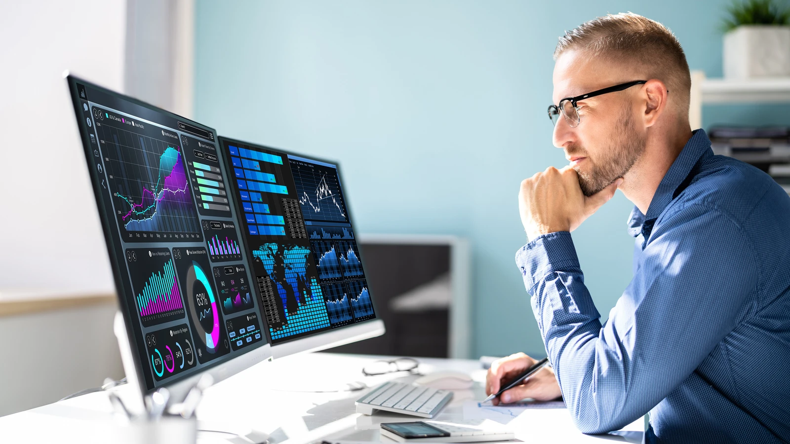 Online-Fortbildung Berufsspezialist für Datenanalyse bei manQ Mann analysiert Charts am Screen: Online-Fortbildung Berufsspezialist für Datenanalyse bei manQ