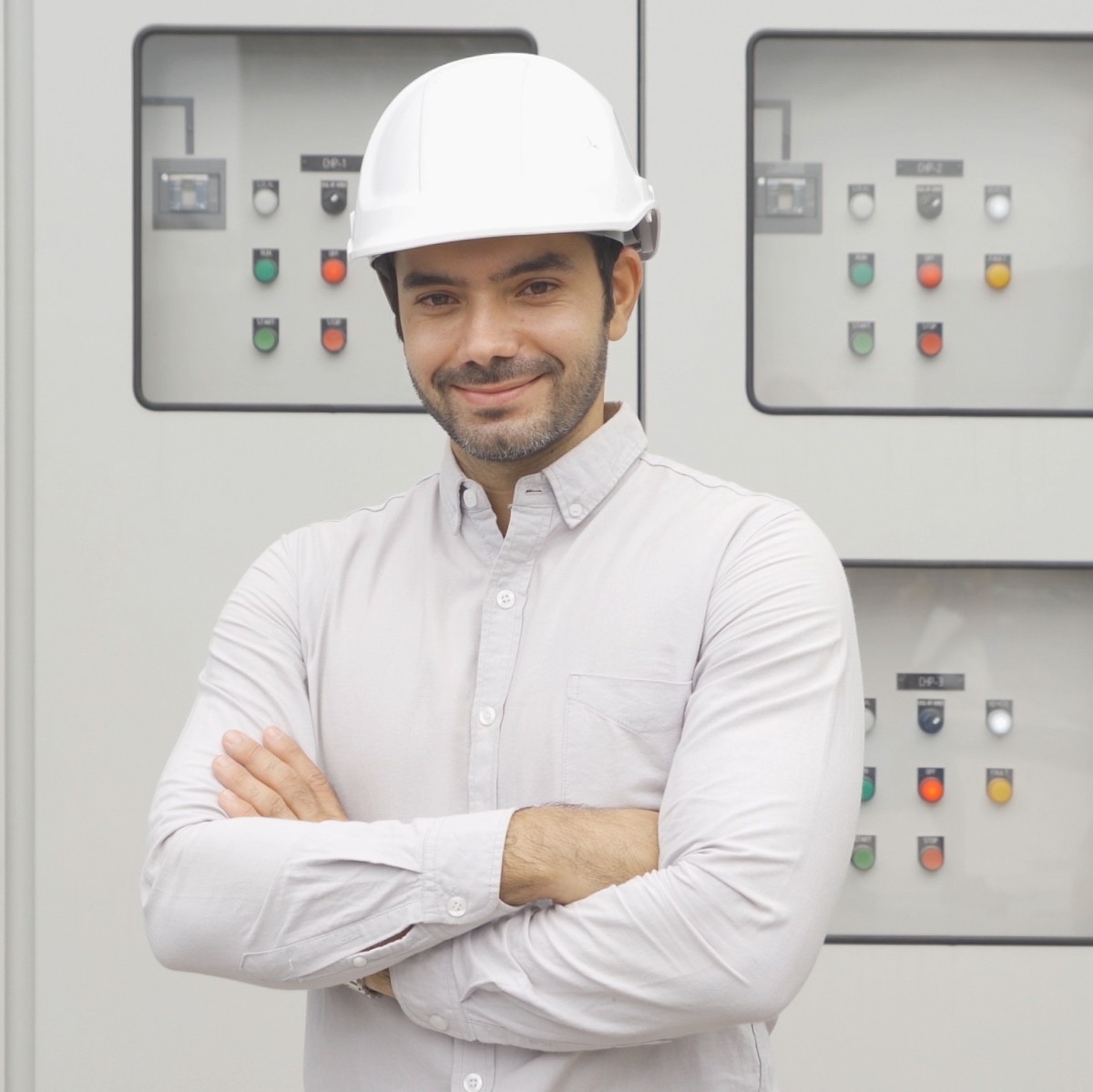 Geprüfter Industriemeister Elektrotechnik steht vor Schaltschrank