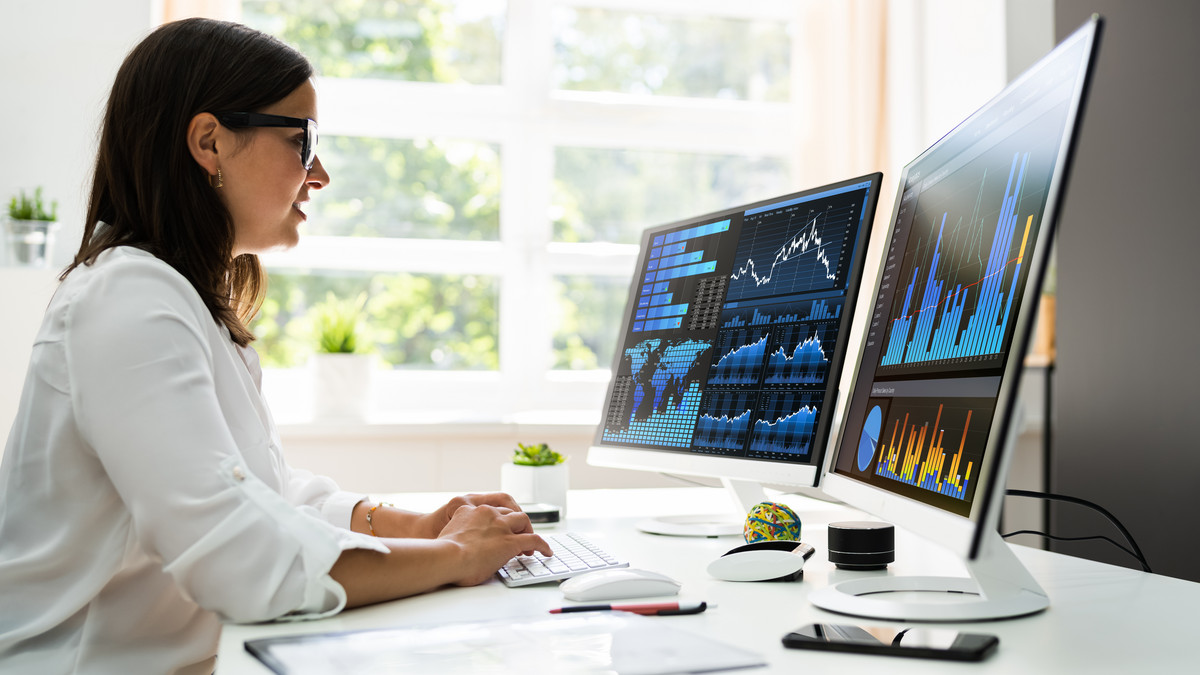 Frau am Monitor: Online-Fortbildung Berufsspezialist für Softwareentwicklung bei manQ