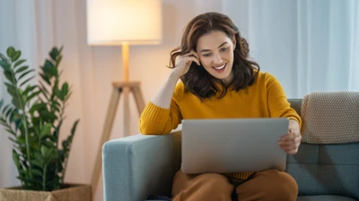 Frau sitzt am Laptop und besucht den kostenfreien Online-Infoabend zu Aufstiegsfortbildungen von manQ