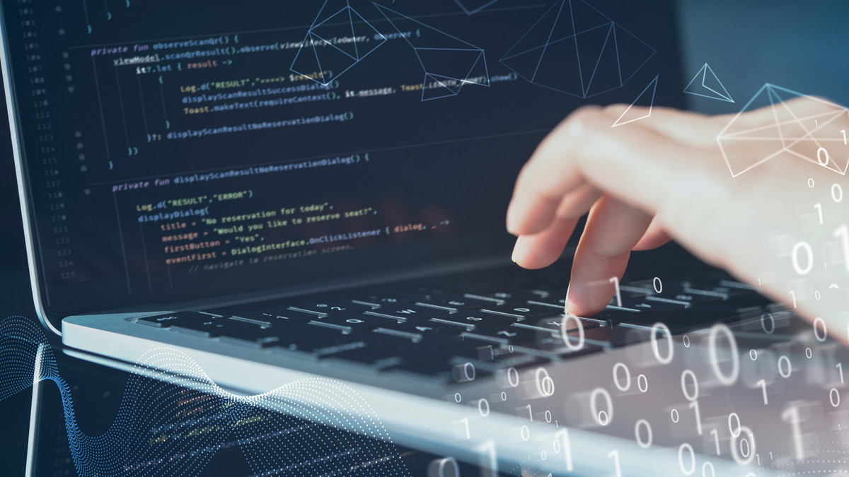 Hand gibt über Tastatur Daten ein, Nullen und Einsen erscheinen