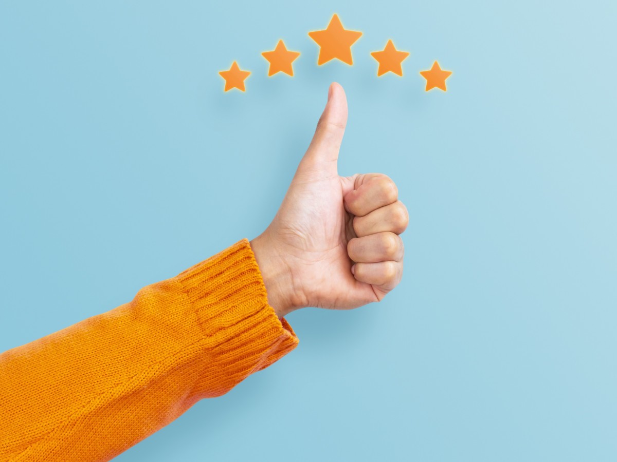 Daumen hoch mit 5 Sterne darüber