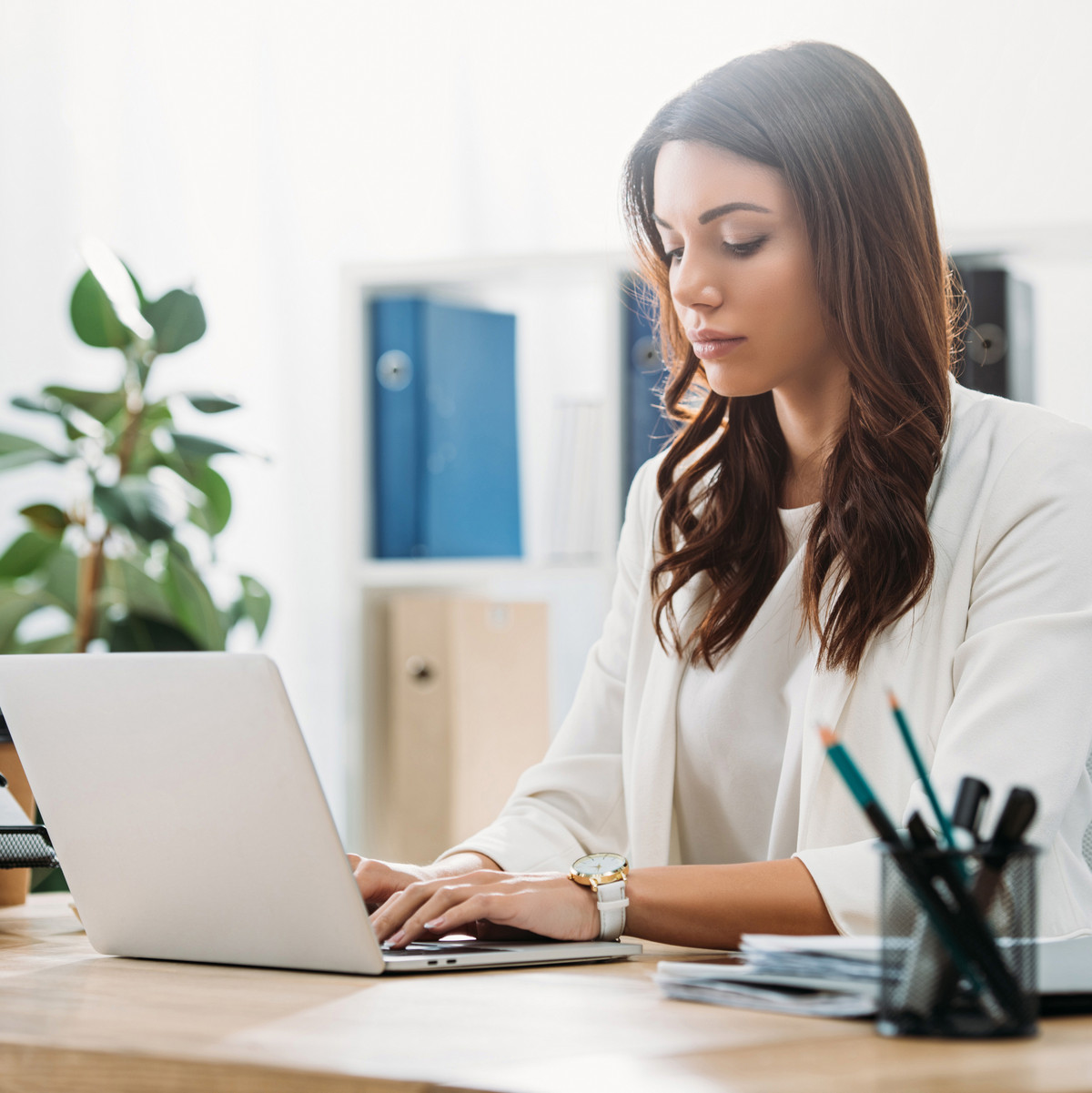 Geprüfte Fachwirtin für Büro- und Projektorganisation sitzt am Laptop