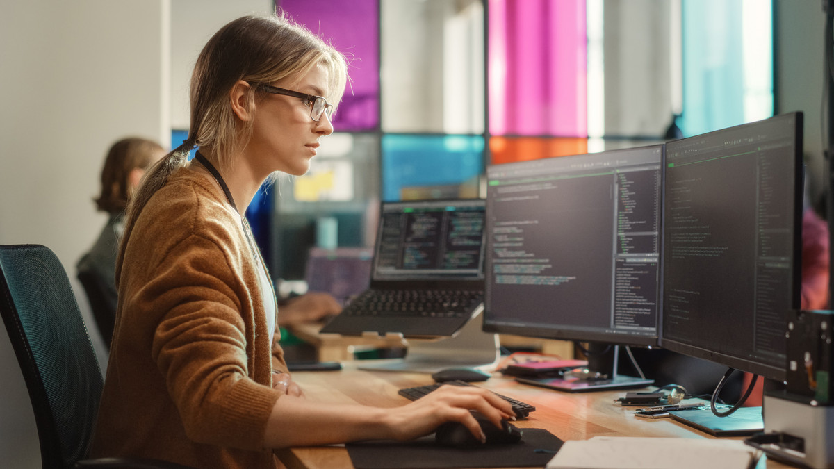 Frau arbeitet am PC: Online-Fortbildung Berufsspezialist für Informationssicherheit bei manQ