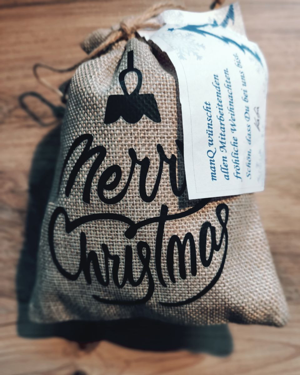 Jutesäckchen mit Aufschrift Merry Christmas und Dankesanhänger, gefüllt mit Pralinen