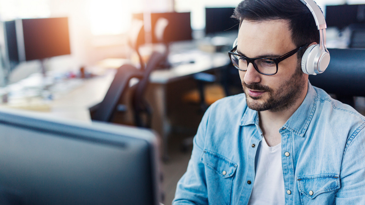 Mann arbeitet am Computer: Online-Fortbildung Berufsspezialist für IT-Beratung bei manQ