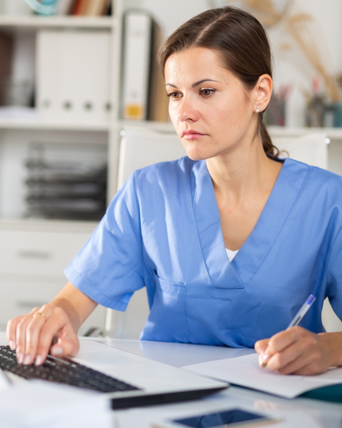 Geprüfte Fachwirtin im Gesundheits- und Sozialwesen sitzt vor Rechner