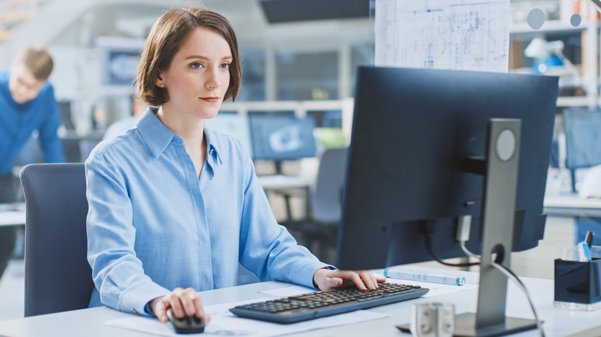 Online-Fortbildung zum Technischen Fachwirt IHK bei manQ Geprüfte Technische Fachwirtin koordiniert Projekt am PC