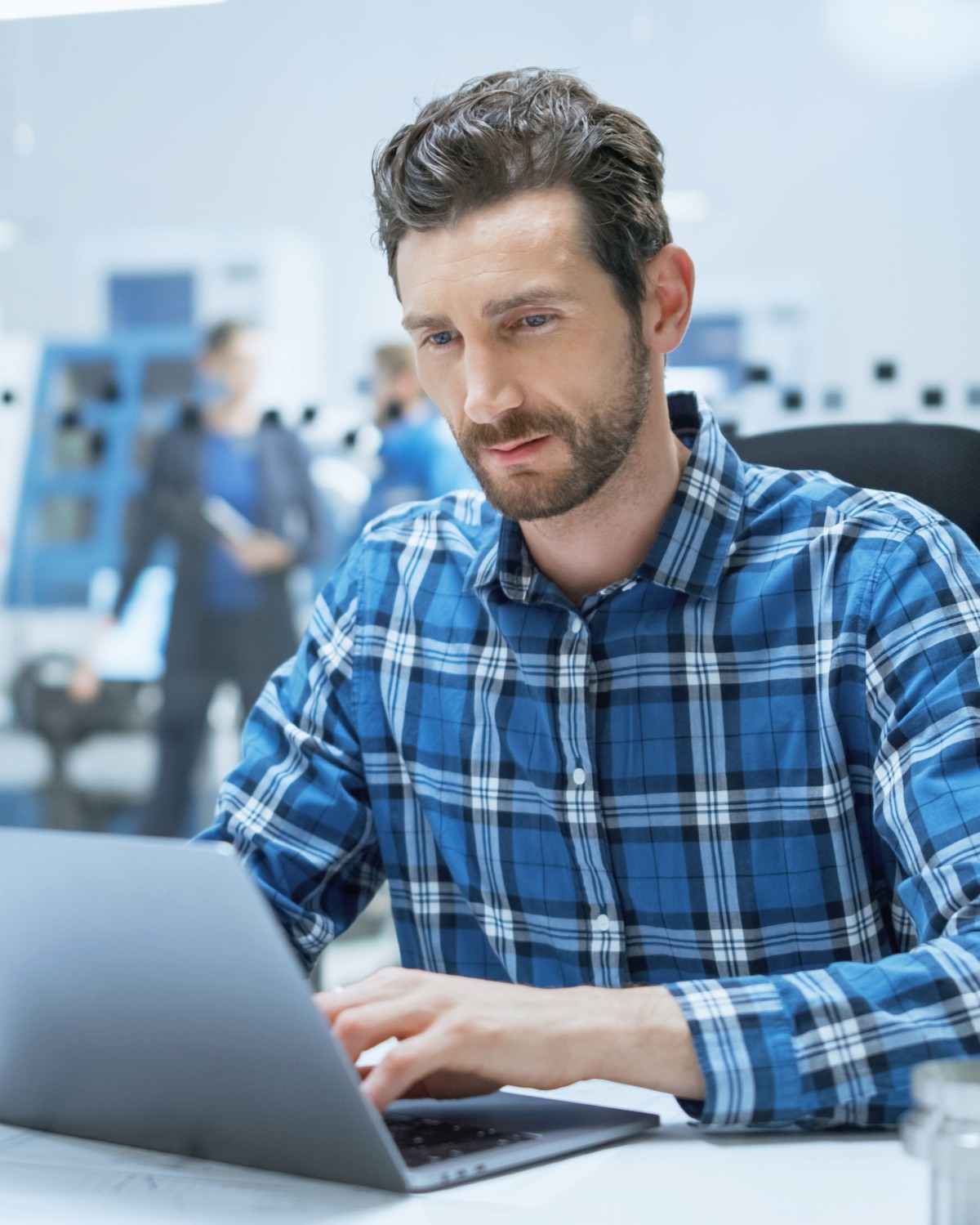 Technischer Betriebswirt sitzt am Laptop