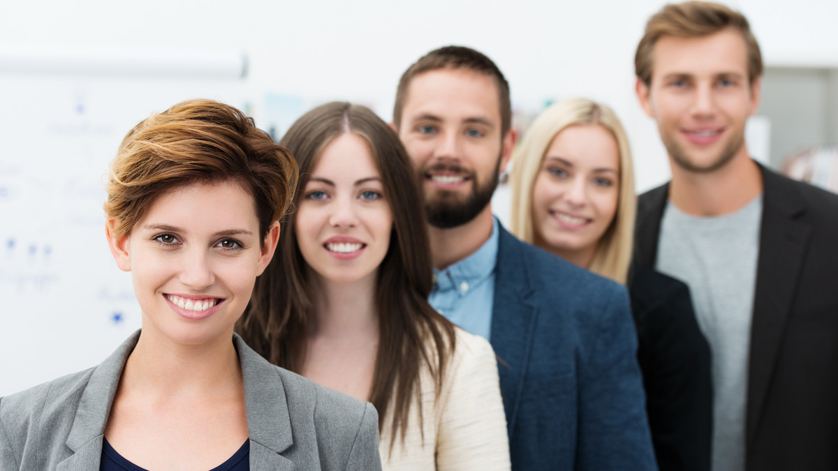 Fünf junge Menschen aus den verschiedensten Unternehmensbereichen