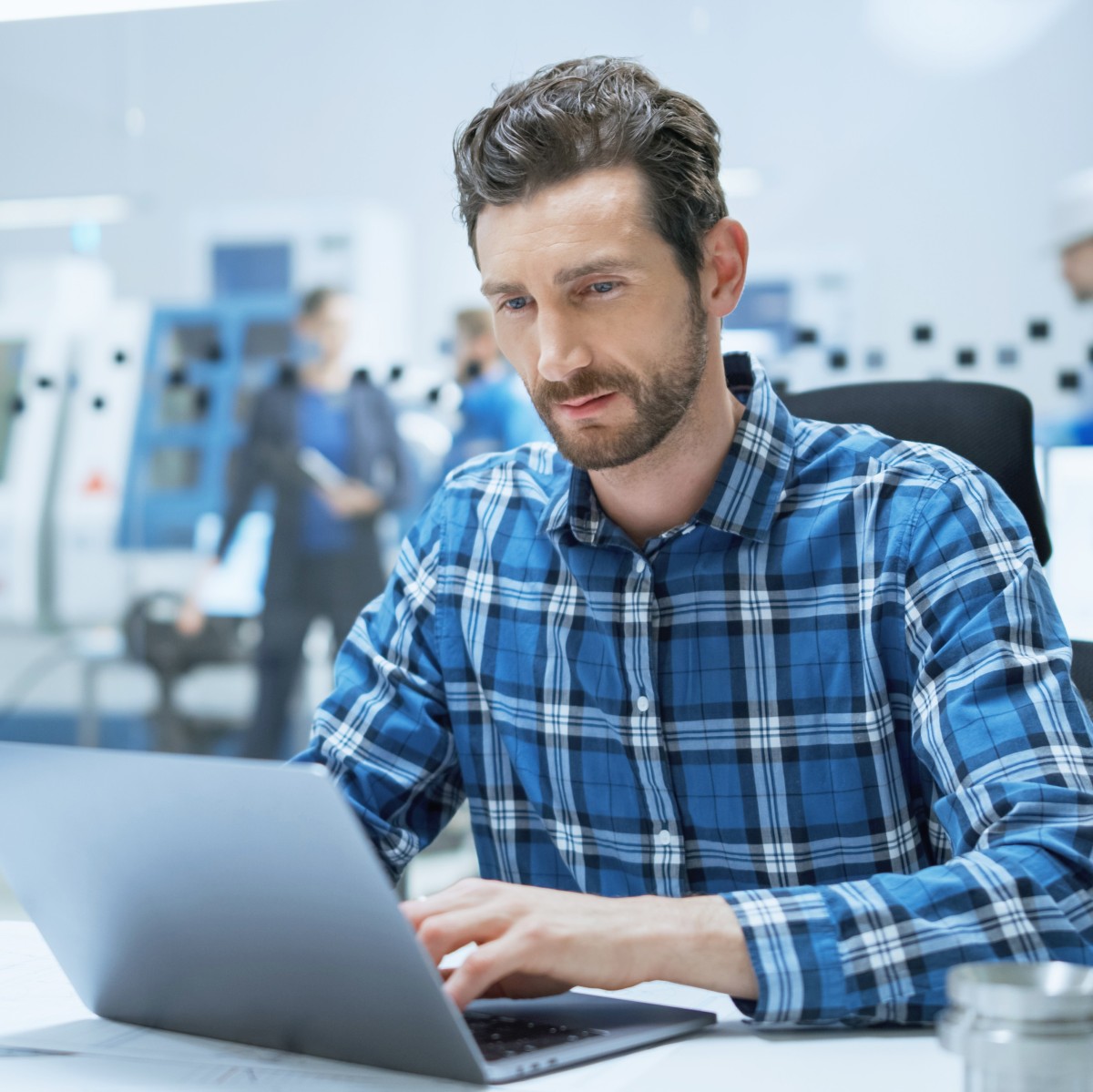 Technischer Betriebswirt sitzt am Laptop