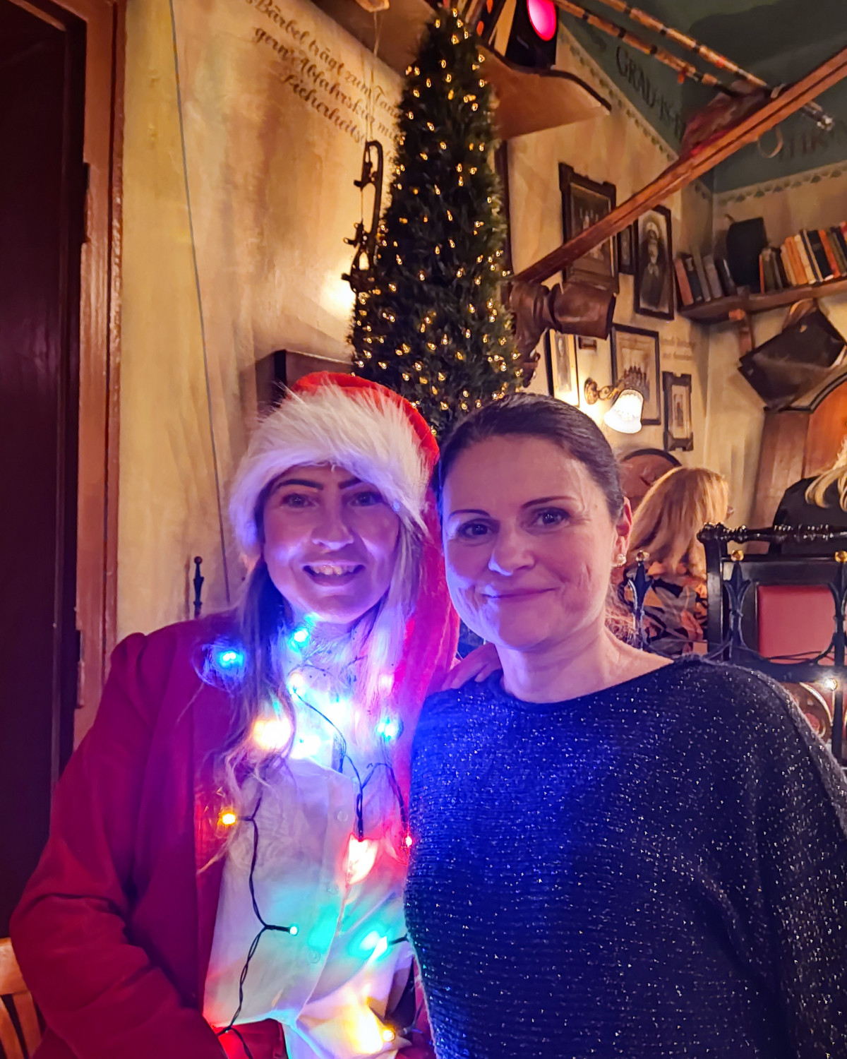 Tanja und Silvia in Weihnachtsstimmung Tanja im Weihnachtsmankostüm und Silvia vor einem Weihnachtsbaum