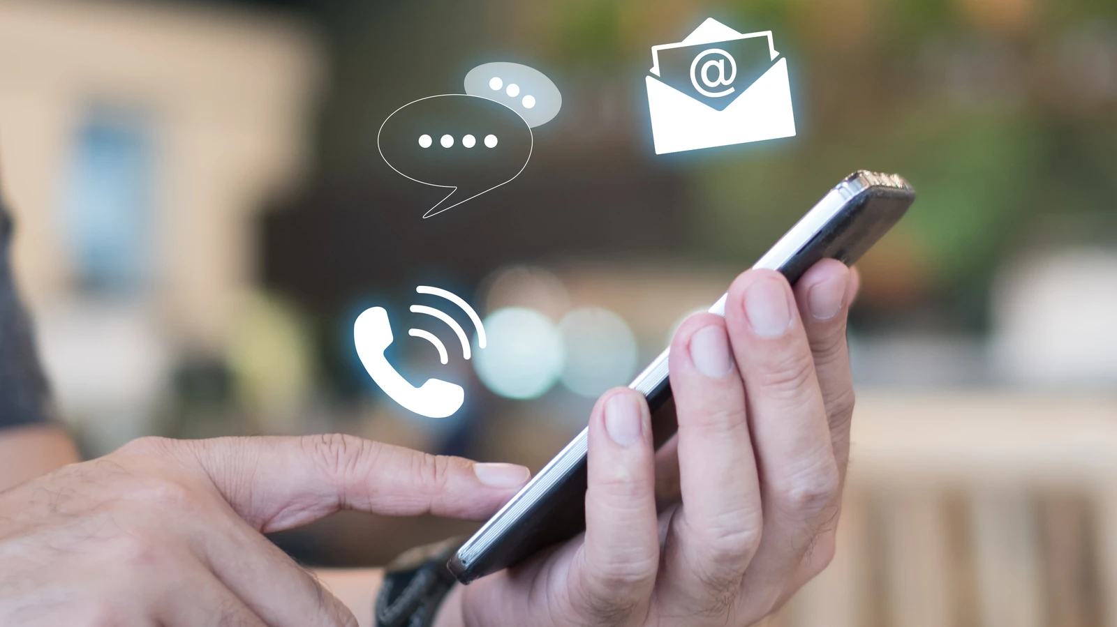Hand gibt Kontaktoptionen am Smart-Phone ein: manQ per Telefon oder Formular kontaktieren