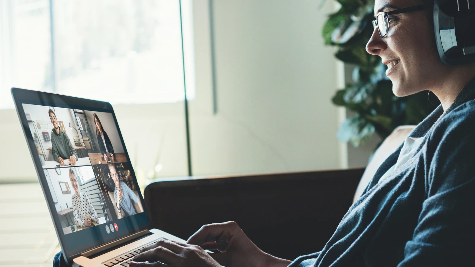 Frau nimmt am Live-Webinar teil, Live-Webinare sind Präsenzunterricht im virtuellen Klassenraum (Videokonferenz)