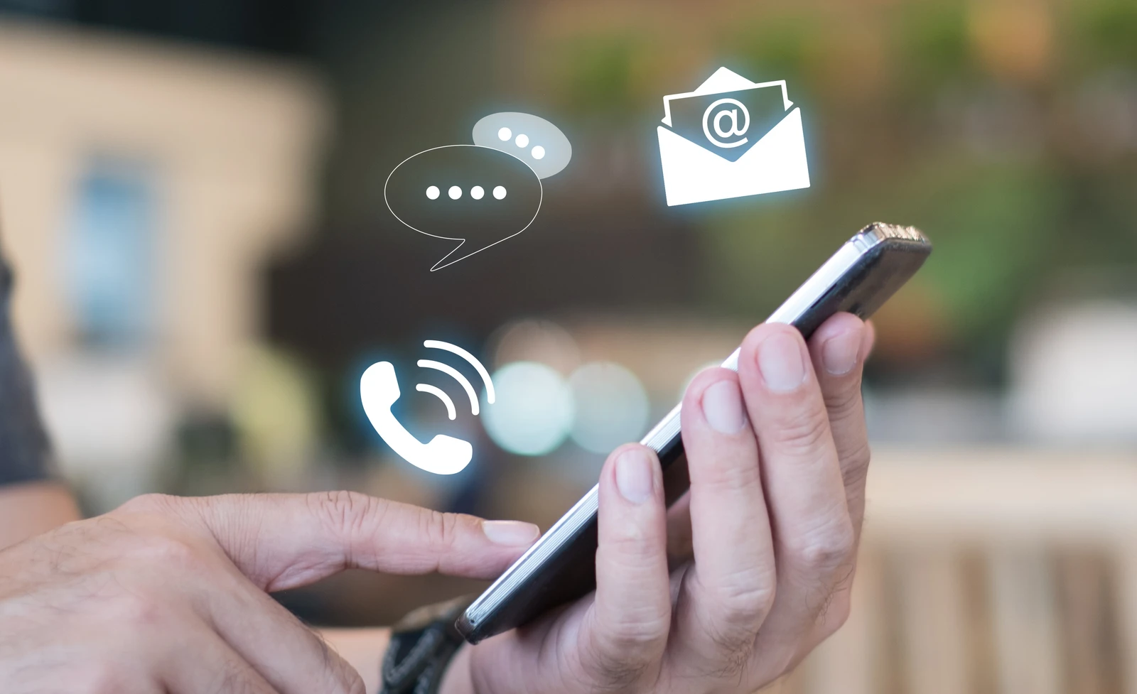Nimm mit uns Kontakt aufHand gibt Kontaktoptionen am Smart-Phone ein: manQ per Telefon oder Formular kontaktieren