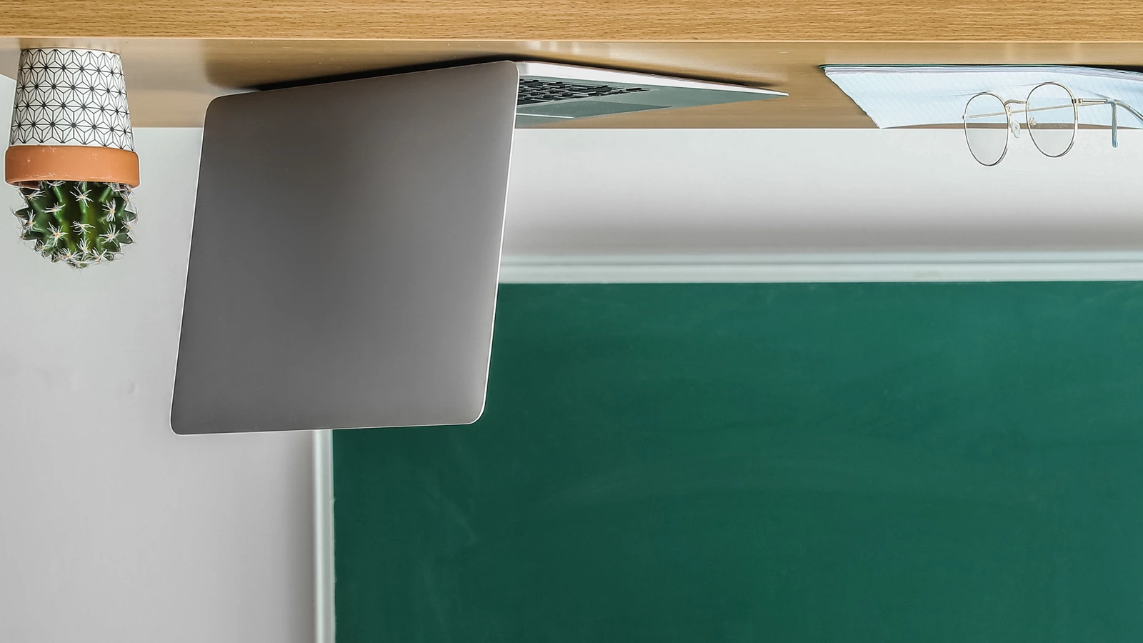 Laptop auf dem Kopf: Bild verdeutlicht das didaktisches Lern-Konzept Flipped Classroom bei manQ