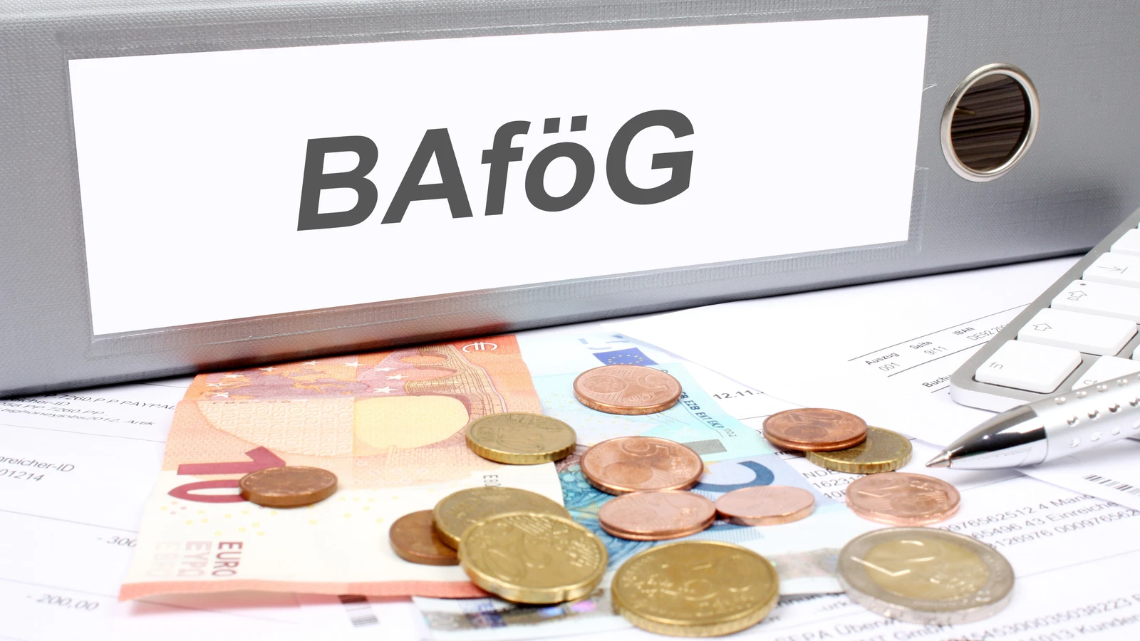 Geld und Ordner mit BAföG-Beschriftung: manQ unterstützt Dich bei der Beantragung