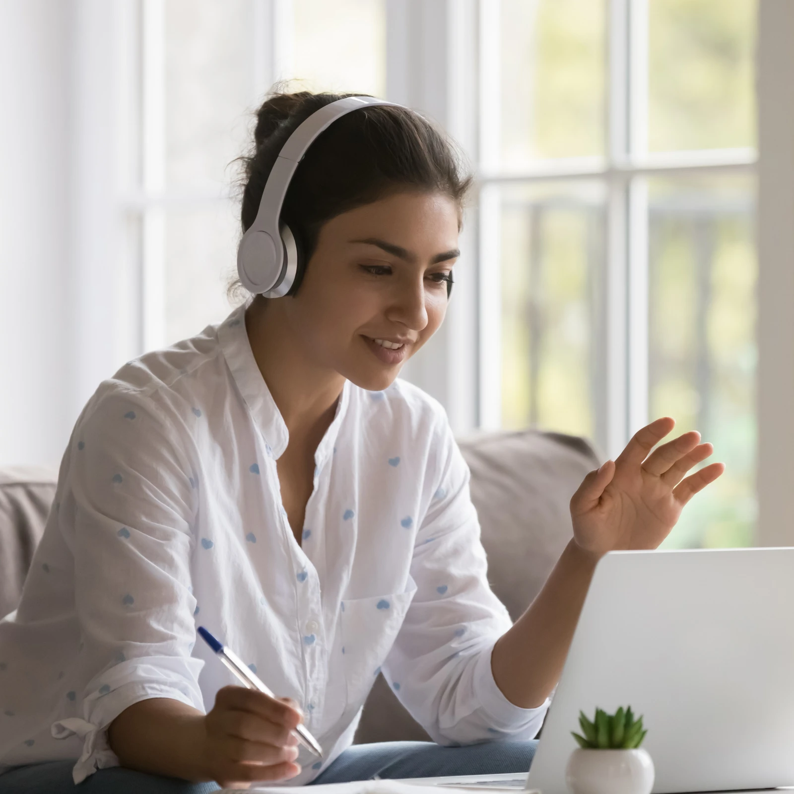 Frau mit Headset nimmt online an einem virtuellen Unterricht von manQ teil